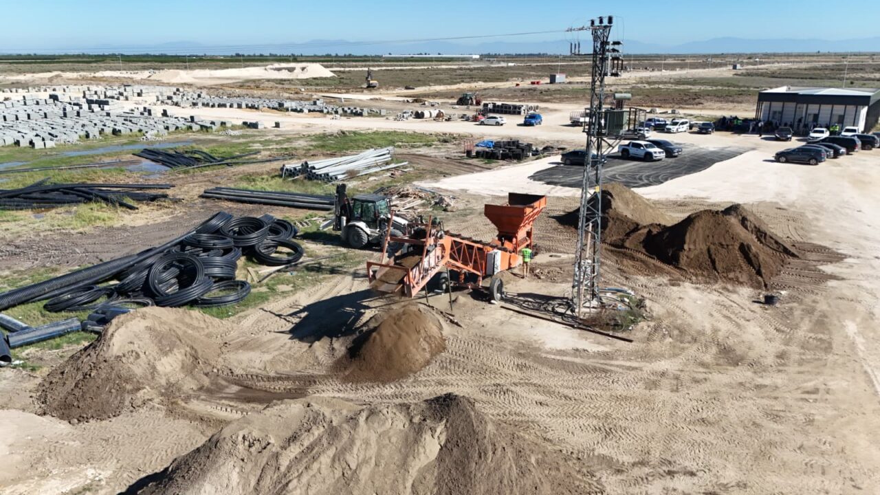 Adana Valisi Yavuz Selim Köşger, Karataş ilçesinde yapımı süren Sera