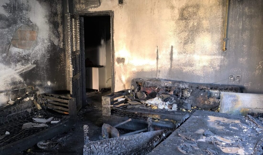 Adana'nın merkez Sarıçam ilçesinde bir ev yandı.