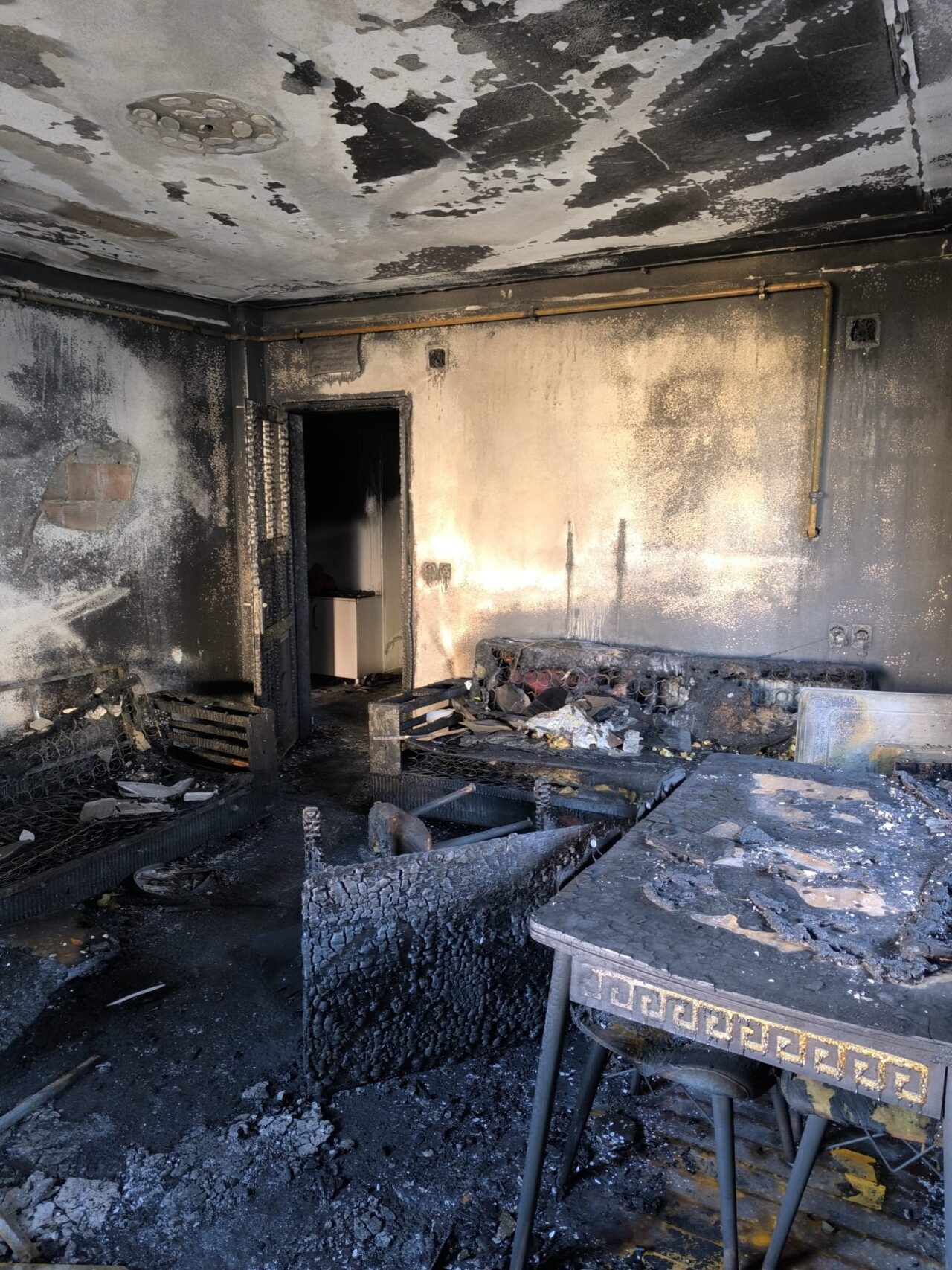 Adana'nın merkez Sarıçam ilçesinde bir ev yandı.