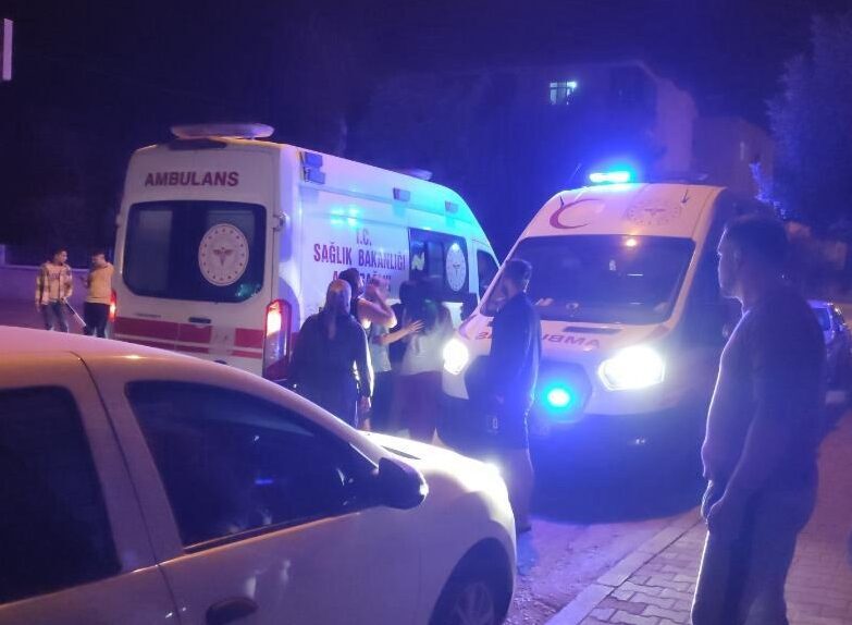 Adana'nın Kozan ilçesinde evde çıkan yangında 4 kişi dumandan etkilendi.