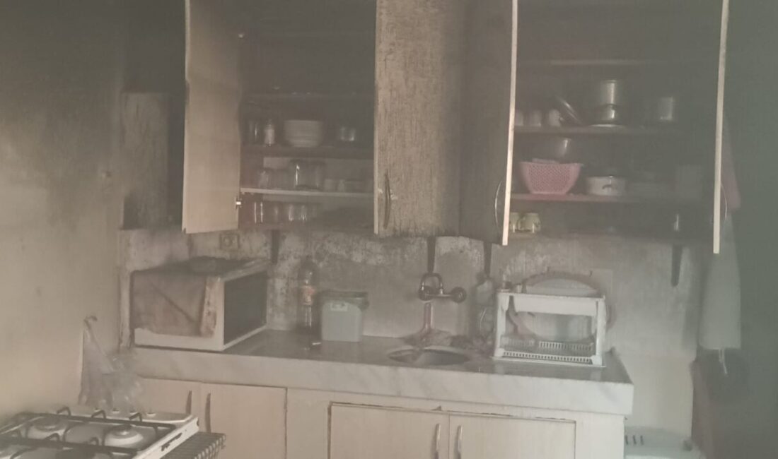 Adana'nın Kozan ilçesinde evde çıkan yangında dumandan etkilenen anneyle kızı