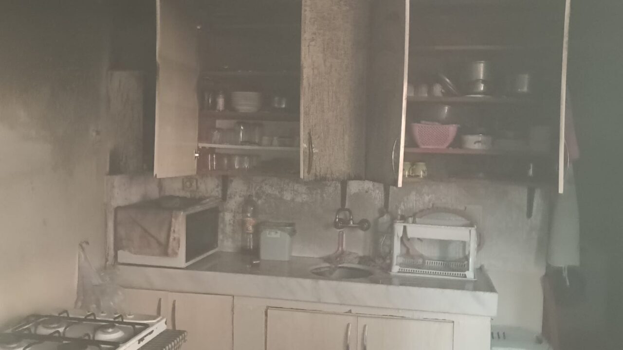 Adana'nın Kozan ilçesinde evde çıkan yangında dumandan etkilenen anneyle kızı