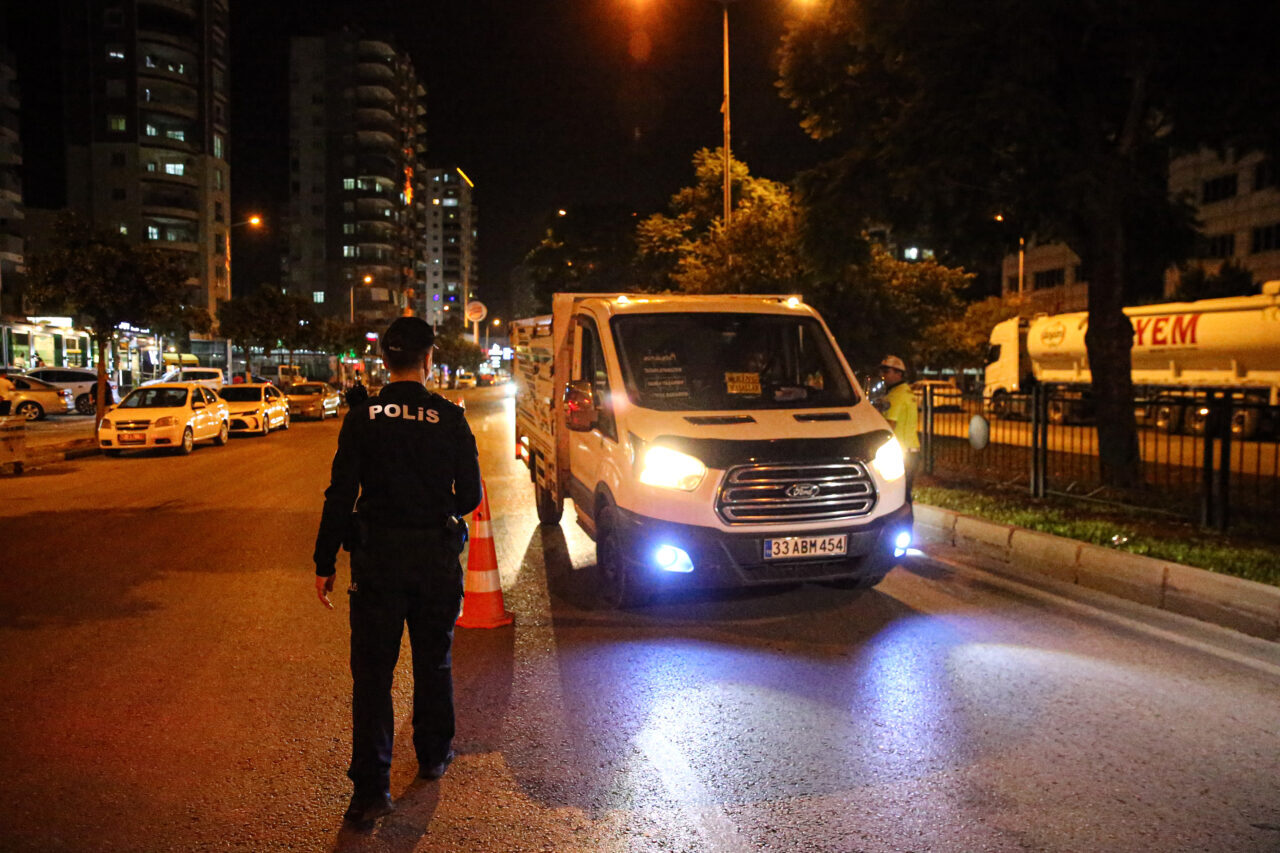 Adana'da polis ekiplerince, helikopter destekli "huzur ve güven" uygulaması yapıldı.