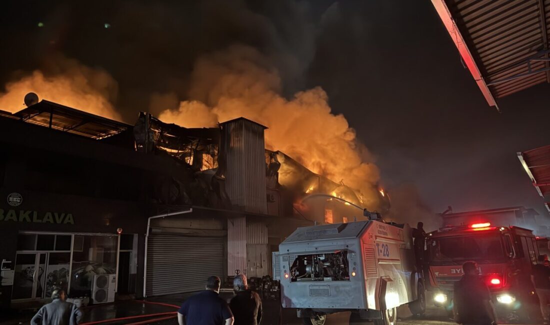 Adana'nın merkez Seyhan ilçesinde hırdavat dükkanında çıkan yangın kontrol altına