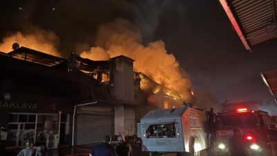 Adana'nın merkez Seyhan ilçesinde hırdavat dükkanında çıkan yangın kontrol altına