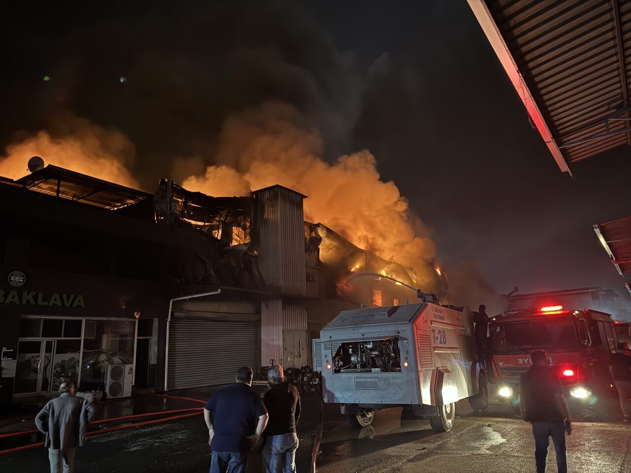 Adana'nın merkez Seyhan ilçesinde hırdavat dükkanında çıkan yangın kontrol altına