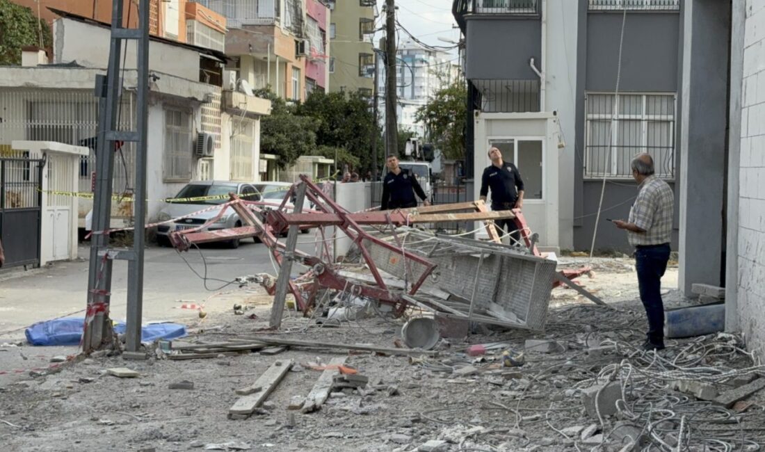 Adana'nın merkez Seyhan ilçesinde inşaat iskelesinin düşmesi sonucu 1 işçi