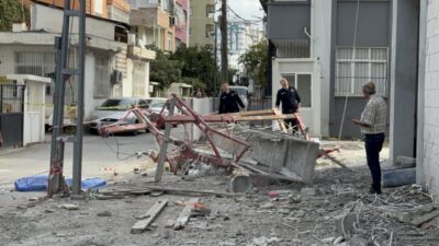 Adana'nın merkez Seyhan ilçesinde inşaat iskelesinin düşmesi sonucu 1 işçi