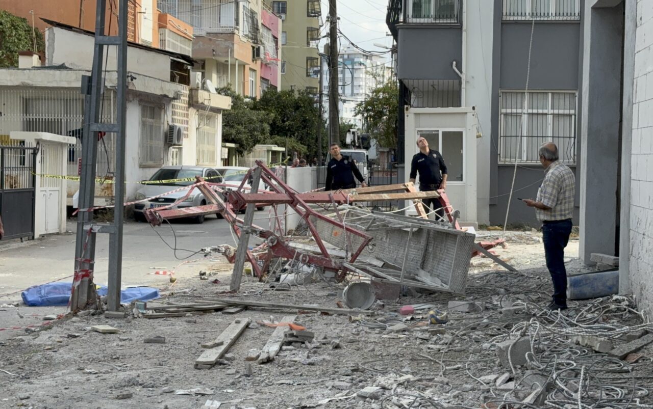 Adana'nın merkez Seyhan ilçesinde inşaat iskelesinin düşmesi sonucu 1 işçi