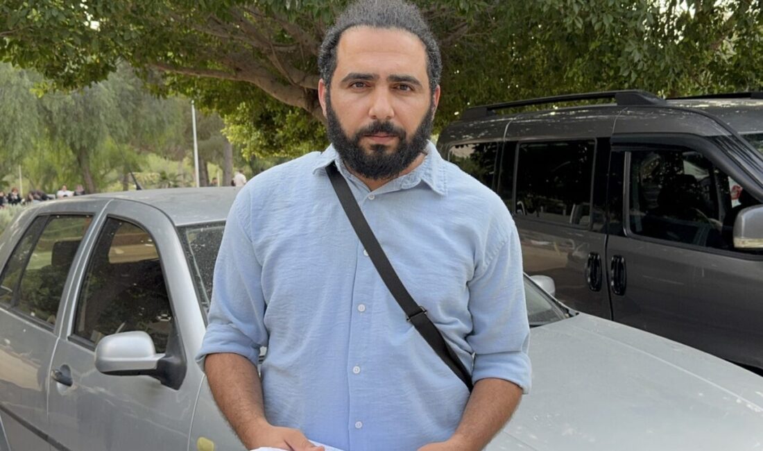 Adana'da otomobilin çarptığı motosikletin sürücüsünün yaralandığı kaza güvenlik kamerasınca kaydedildi.