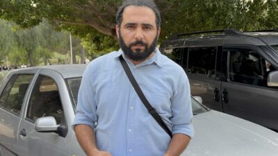 Adana'da otomobilin çarptığı motosikletin sürücüsünün yaralandığı kaza güvenlik kamerasınca kaydedildi.