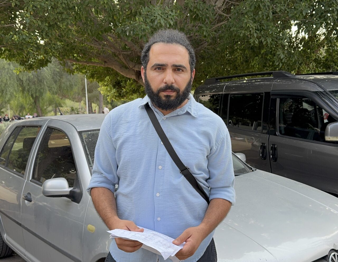 Adana'da otomobilin çarptığı motosikletin sürücüsünün yaralandığı kaza güvenlik kamerasınca kaydedildi.