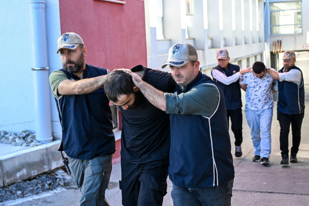 Adana'da terör örgütü DEAŞ'a yönelik operasyonda gözaltına alınan 6 şüpheliden