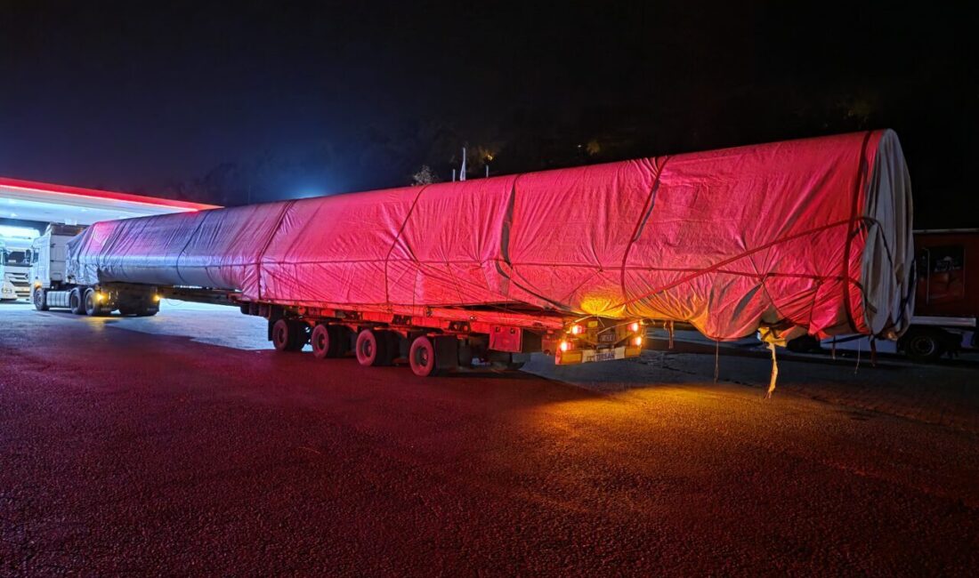 Adana'nın Pozantı ilçesinde, tır ve bariyere çarpan otomobilin sürücüsü hayatını