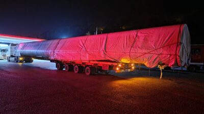 Adana'nın Pozantı ilçesinde, tır ve bariyere çarpan otomobilin sürücüsü hayatını