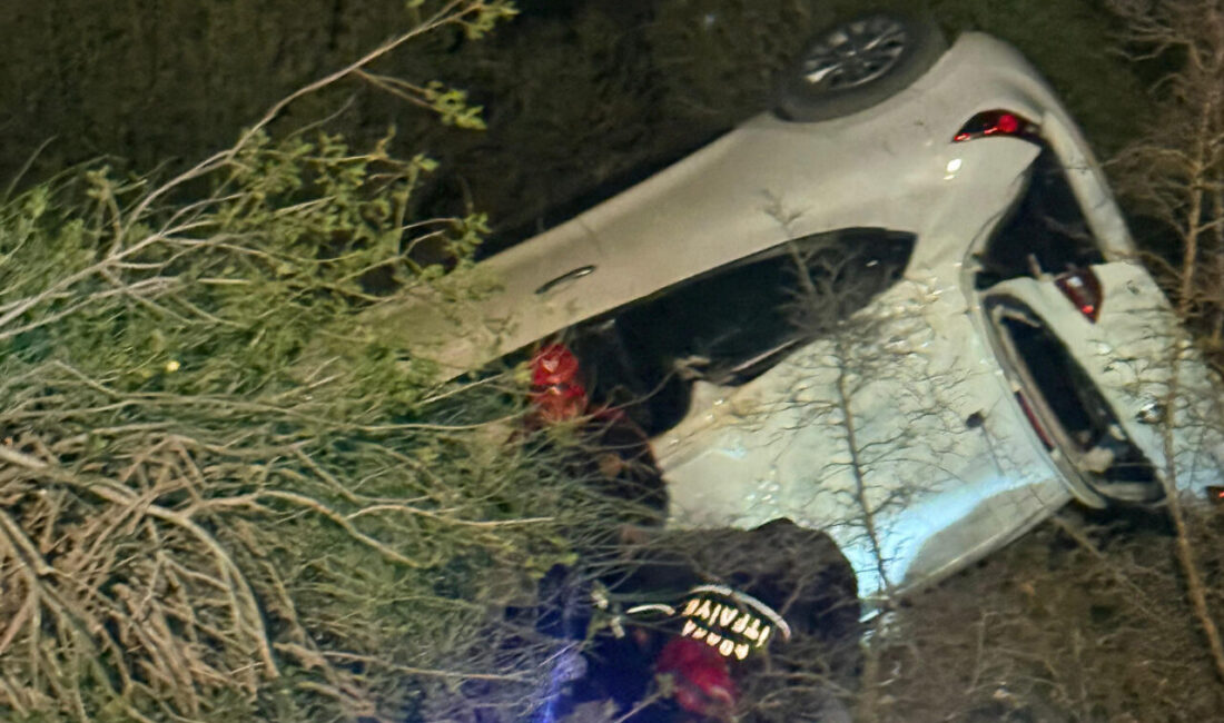 Adana'nın merkez Sarıçam ilçesinde uçuruma yuvarlanan otomobilin sürücüsü yaralandı.