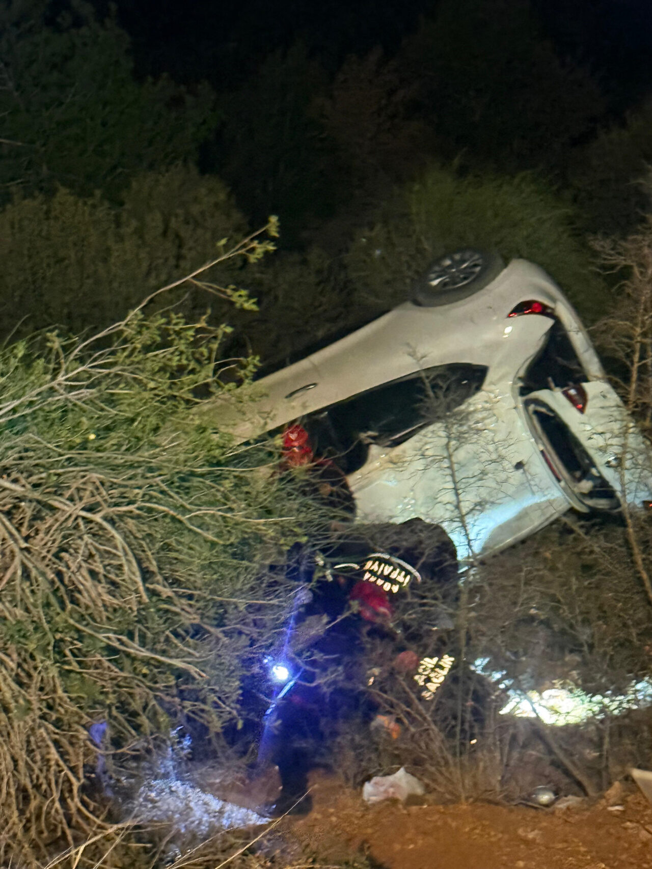 Adana'nın merkez Sarıçam ilçesinde uçuruma yuvarlanan otomobilin sürücüsü yaralandı.