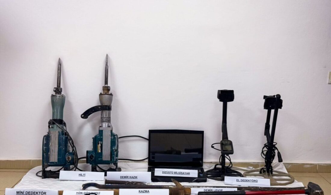 Adıyaman'da kaçak kazı yapan 3 şüpheli, jandarma ekiplerince suçüstü yakalandı.