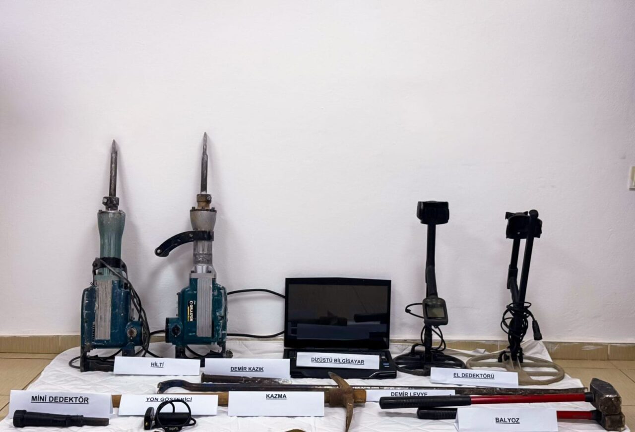 Adıyaman'da kaçak kazı yapan 3 şüpheli, jandarma ekiplerince suçüstü yakalandı.