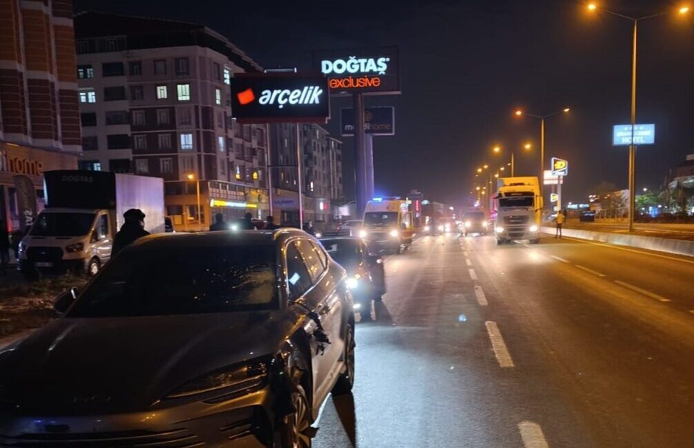 Ağrı'da yolun karşısına geçmeye çalışırken otomobilin çarptığı kadınlardan biri öldü,