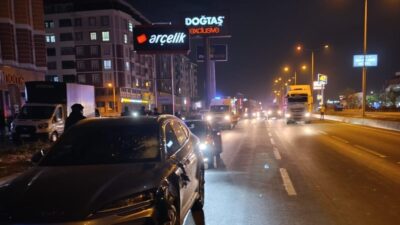 Ağrı'da yolun karşısına geçmeye çalışırken otomobilin çarptığı kadınlardan biri öldü,