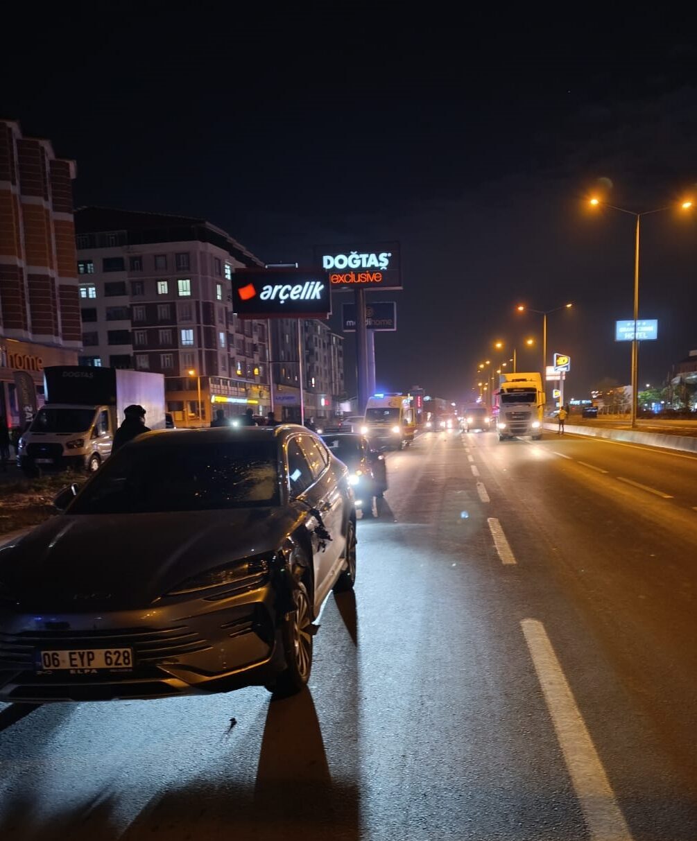 Ağrı'da yolun karşısına geçmeye çalışırken otomobilin çarptığı kadınlardan biri öldü,