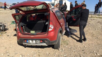  Ağrı'nın Doğubayazıt ilçesinde otomobille çarpışan minibüsün sürücüsü öldü, 2 kişi