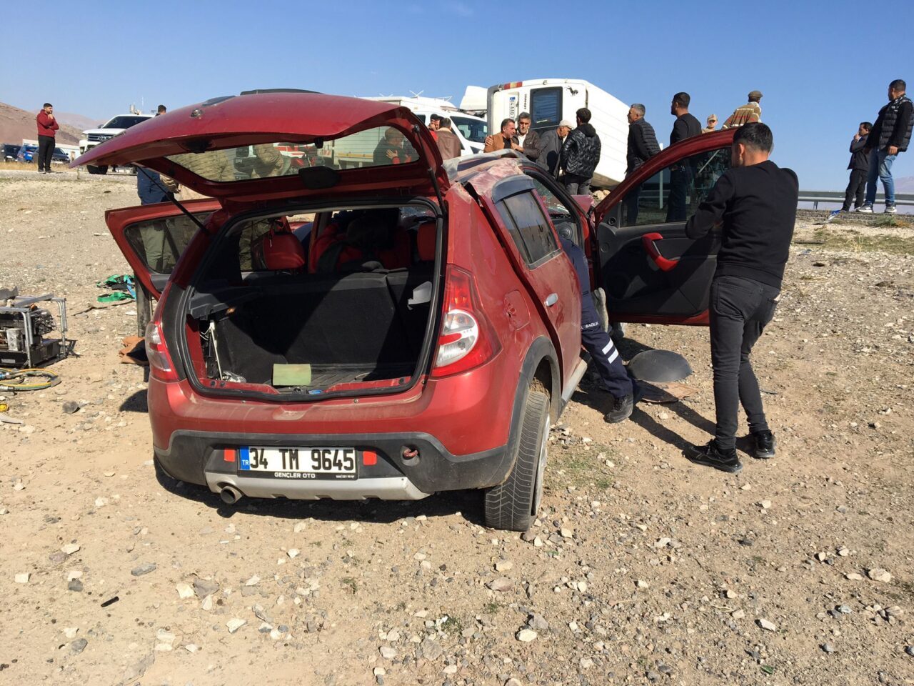  Ağrı'nın Doğubayazıt ilçesinde otomobille çarpışan minibüsün sürücüsü öldü, 2 kişi