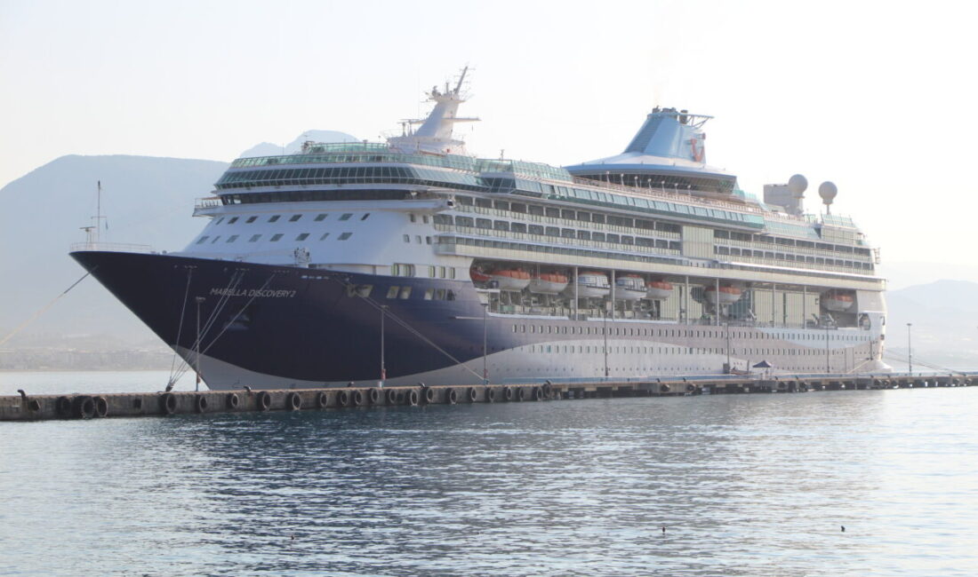 Bahamalar bayraklı "Marella Discovery 2" isimli kruvaziyer, 1798 yolcusuyla Antalya'nın