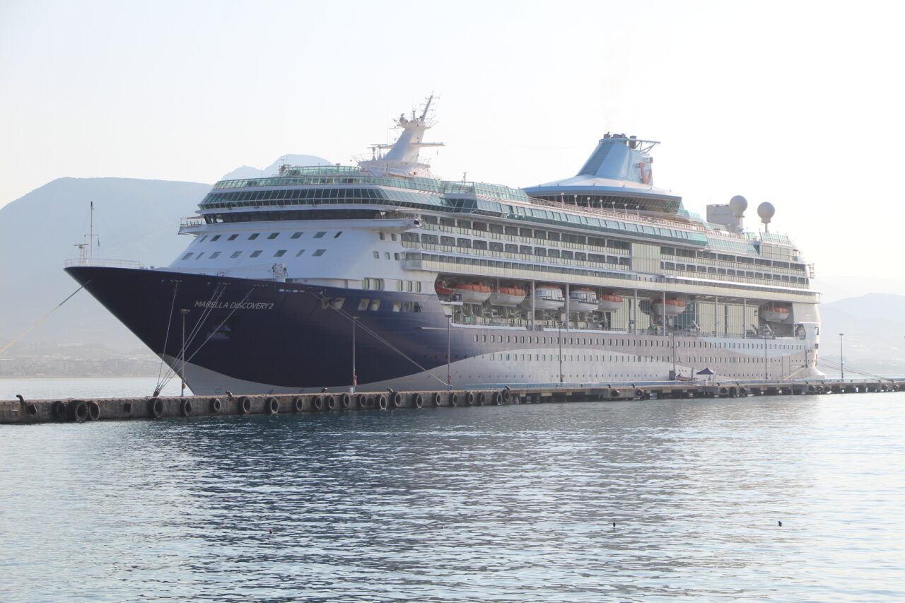 Bahamalar bayraklı "Marella Discovery 2" isimli kruvaziyer, 1798 yolcusuyla Antalya'nın