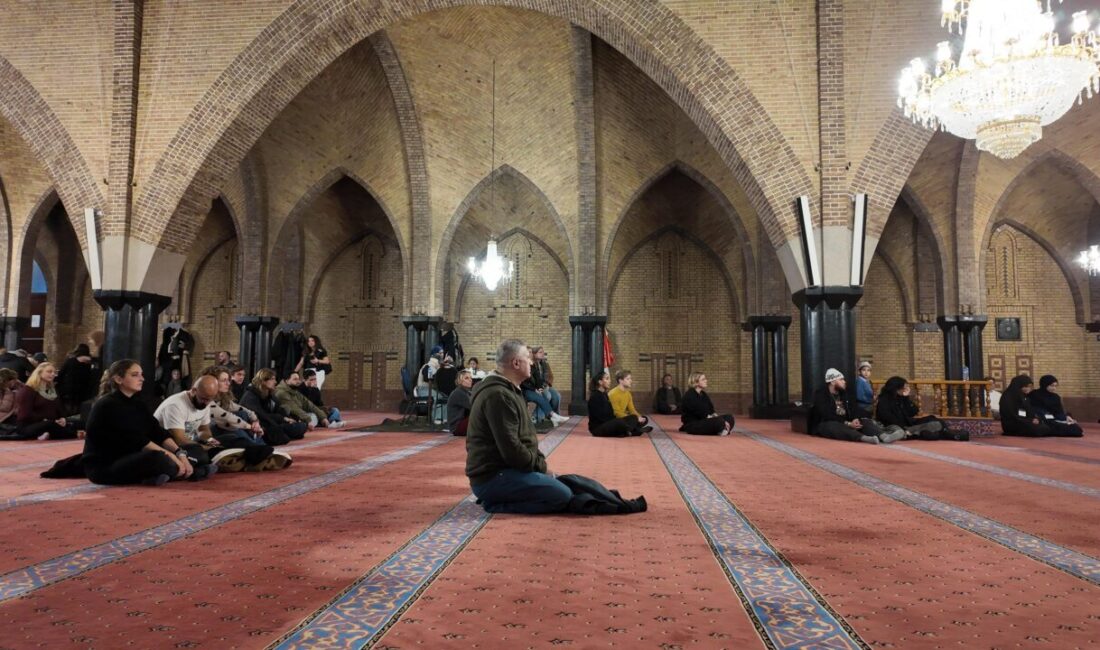  Hollanda'nın başkenti Amsterdam'daki Fatih Camisi, "Müzeler Gecesi" etkinliğinde Müslüman olmayan