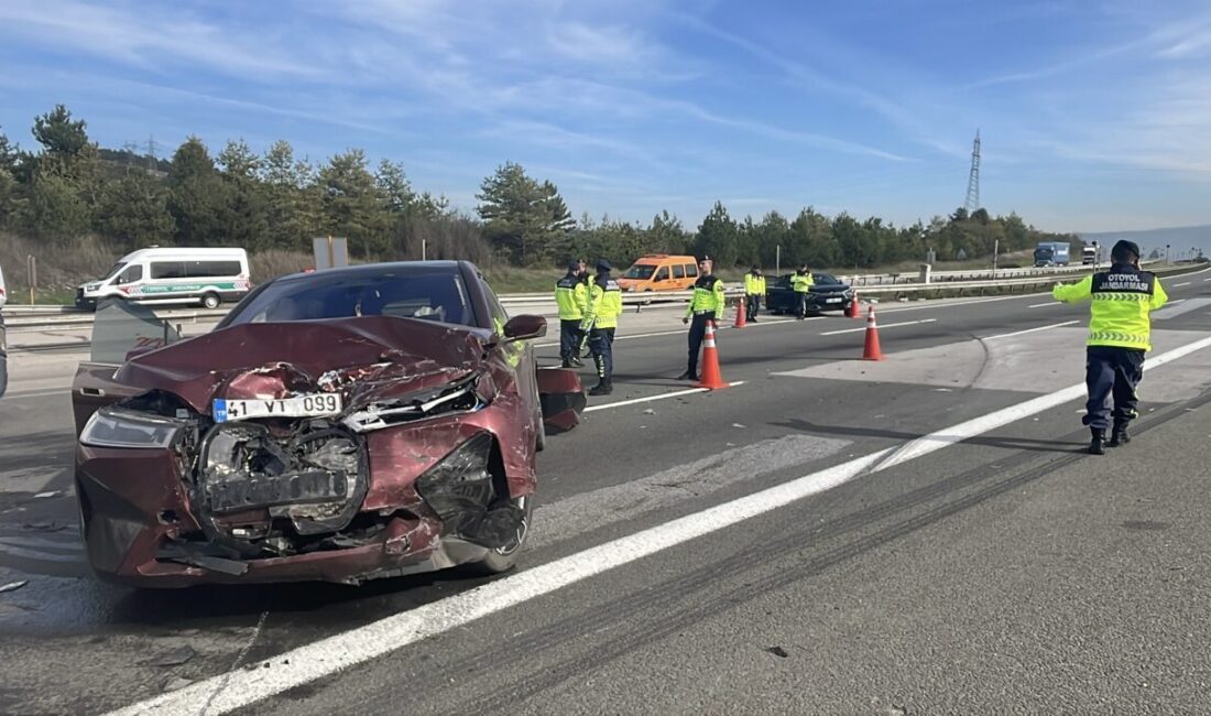 Anadolu Otoyolu'nun Bolu kesiminde iki otomobilin çarpışması sonucu 9 yaşındaki