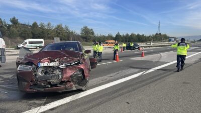 Anadolu Otoyolu'nun Bolu kesiminde iki otomobilin çarpışması sonucu 9 yaşındaki