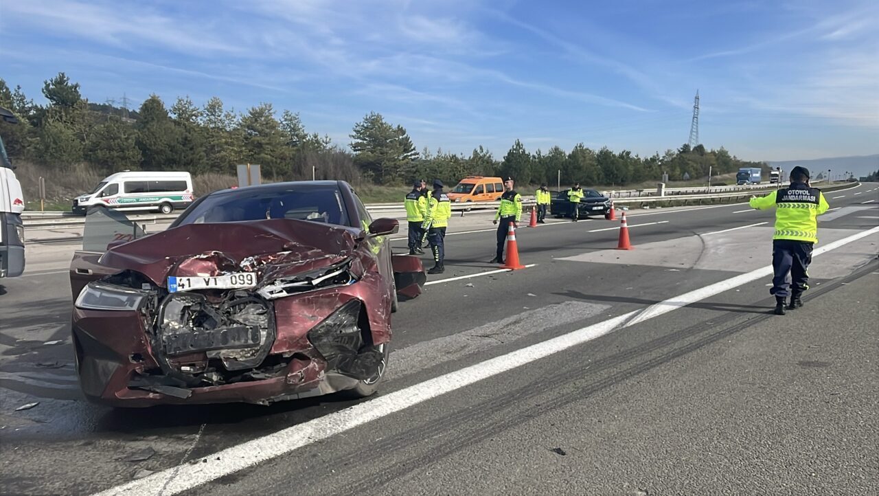 Anadolu Otoyolu'nun Bolu kesiminde iki otomobilin çarpışması sonucu 9 yaşındaki