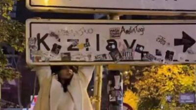Ankara’da gençlerin fotoğraf akımına konu olan “Kızılay” tabelası çalınınca belediye