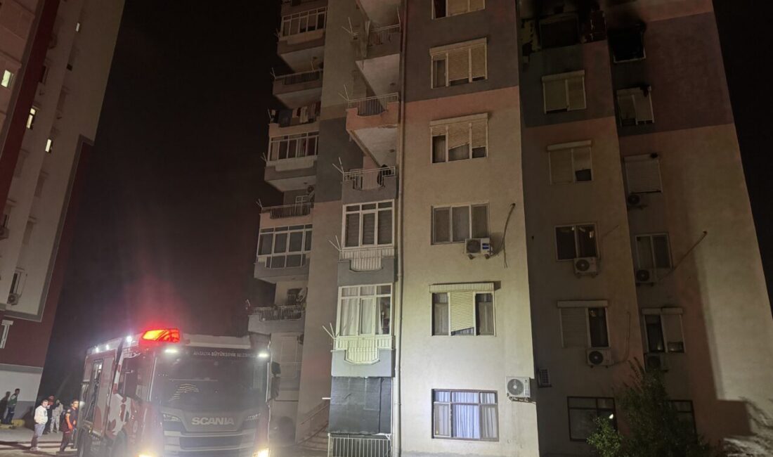 Antalya'nın Aksu ilçesindeki 10 katlı binanın dördüncü katında patlama sonrası