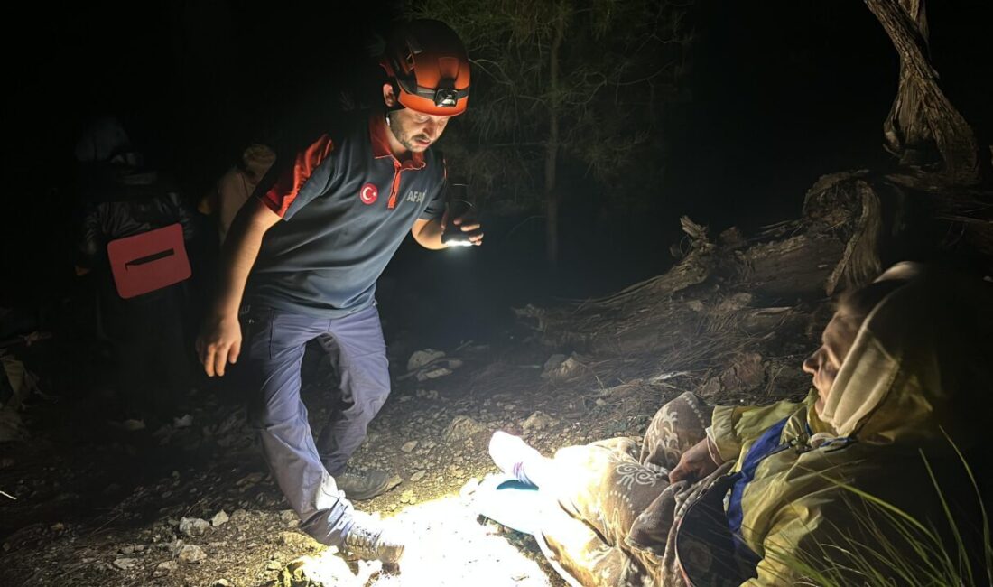 Antalya'nın Kumluca ilçesinde doğa yürüyüşü yaparken dağlık alanda mahsur kalan