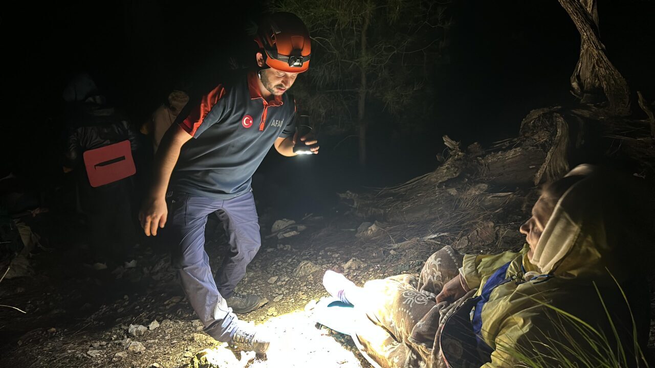 Antalya'nın Kumluca ilçesinde doğa yürüyüşü yaparken dağlık alanda mahsur kalan