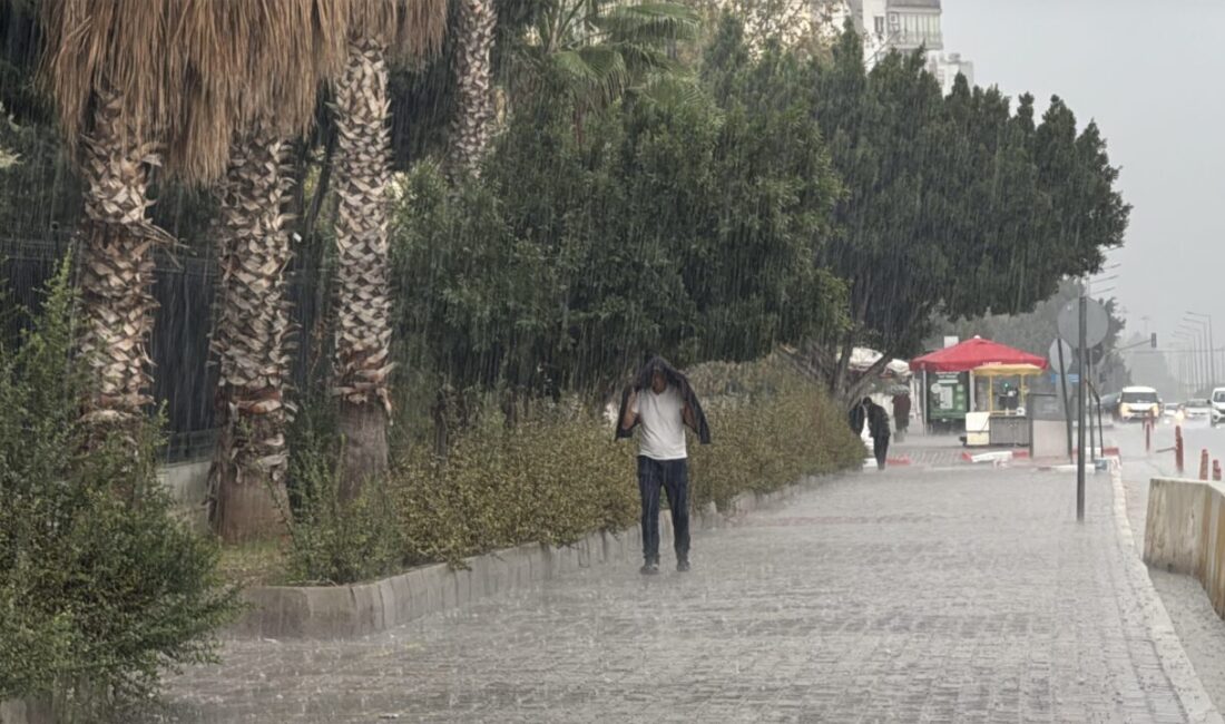 Antalya'da kuvvetli sağanak ve rüzgar nedeniyle seralarda hasar oluştu.