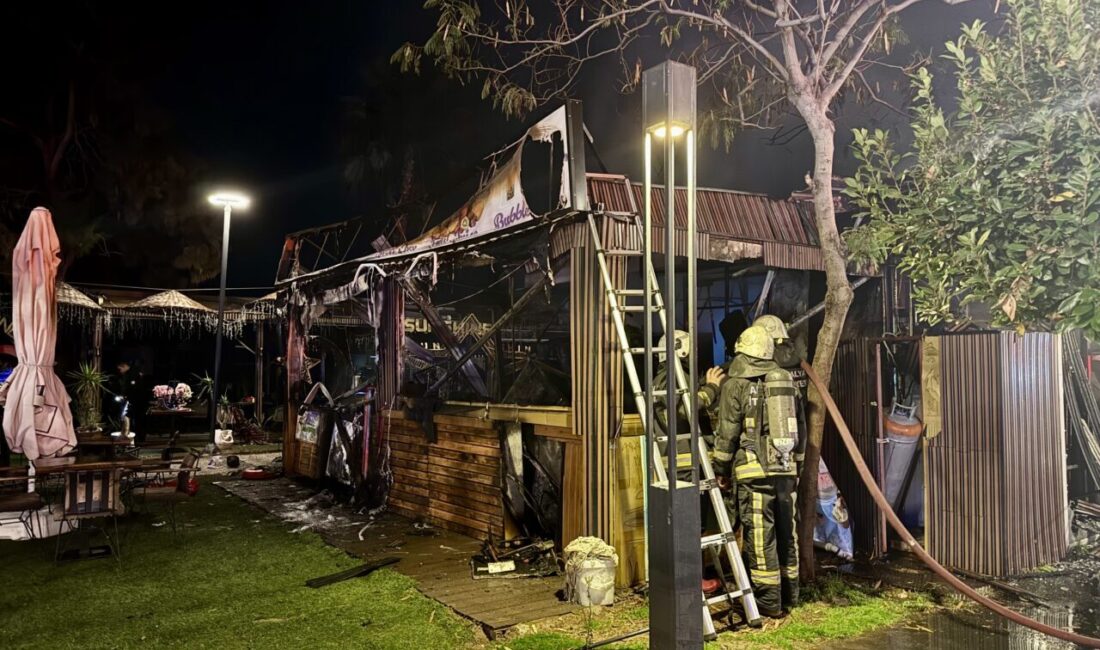 Antalya'nın Konyaaltı ilçesinde sahil bandında bir kafede çıkan yangın itfaiye