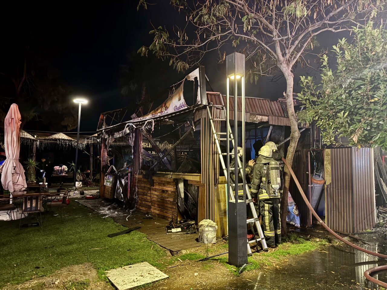  Antalya'nın Konyaaltı ilçesinde sahil bandında bir kafede çıkan yangın itfaiye