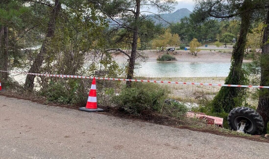 Antalya'nın Manavgat ilçesinde şarampole devrilen iş makinesinin operatörü yaralandı.