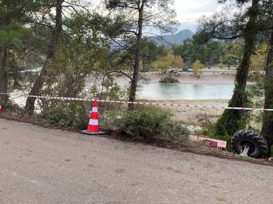 Antalya'nın Manavgat ilçesinde şarampole devrilen iş makinesinin operatörü yaralandı.