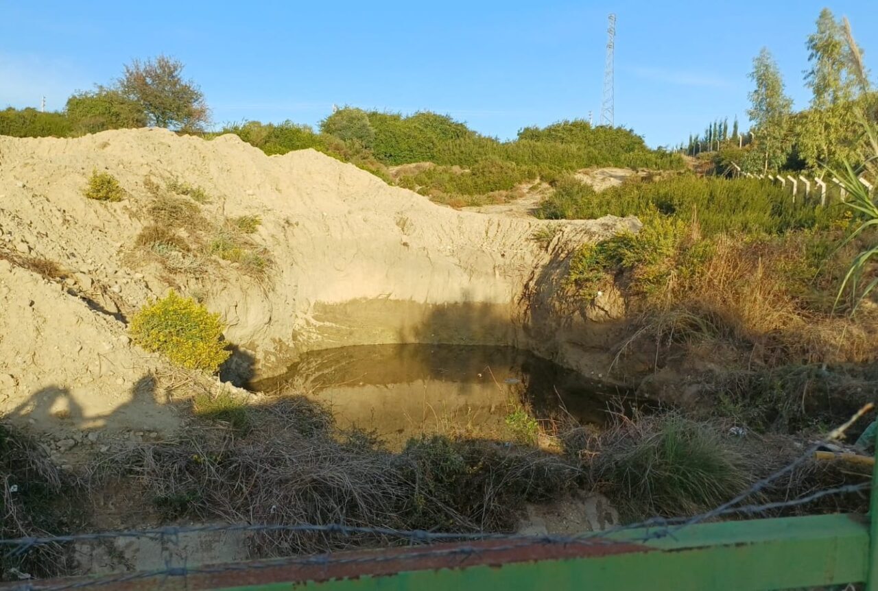 Antalya'nın Serik ilçesinde su çukurunda kadın cesedi bulundu.
