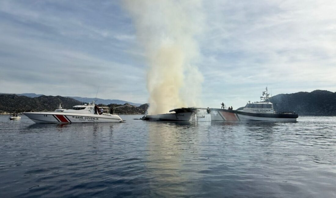 Antalya'nın Demre ilçesinde alev alan gulet, Sahil Güvenlik ekiplerinin müdahalesiyle