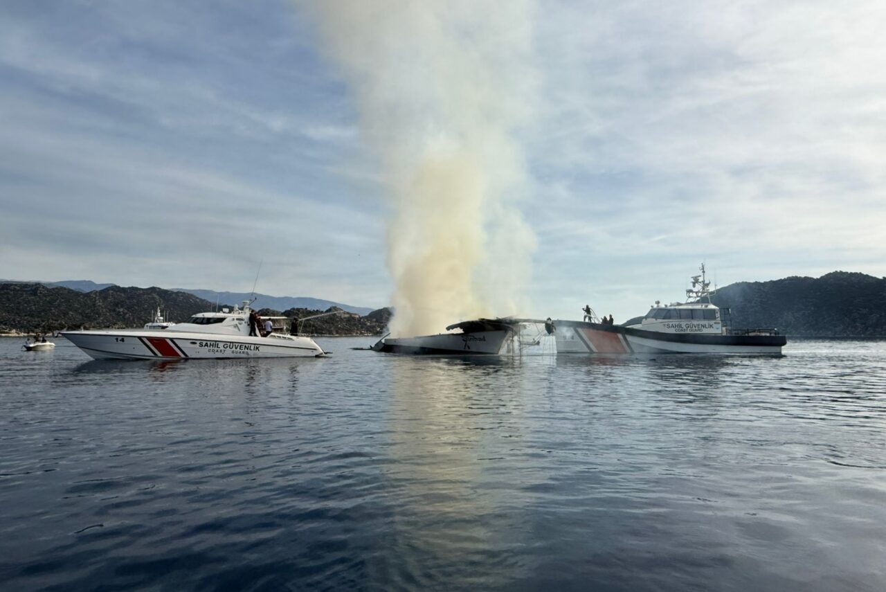 Antalya'nın Demre ilçesinde alev alan gulet, Sahil Güvenlik ekiplerinin müdahalesiyle