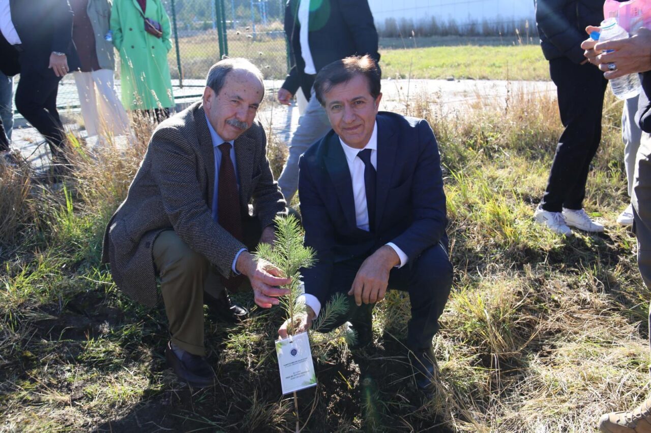 Ardahan Üniversitesi (ARÜ) yerleşkesinde "Kampüste dikili bir ağacın olsun" etkinliğinde