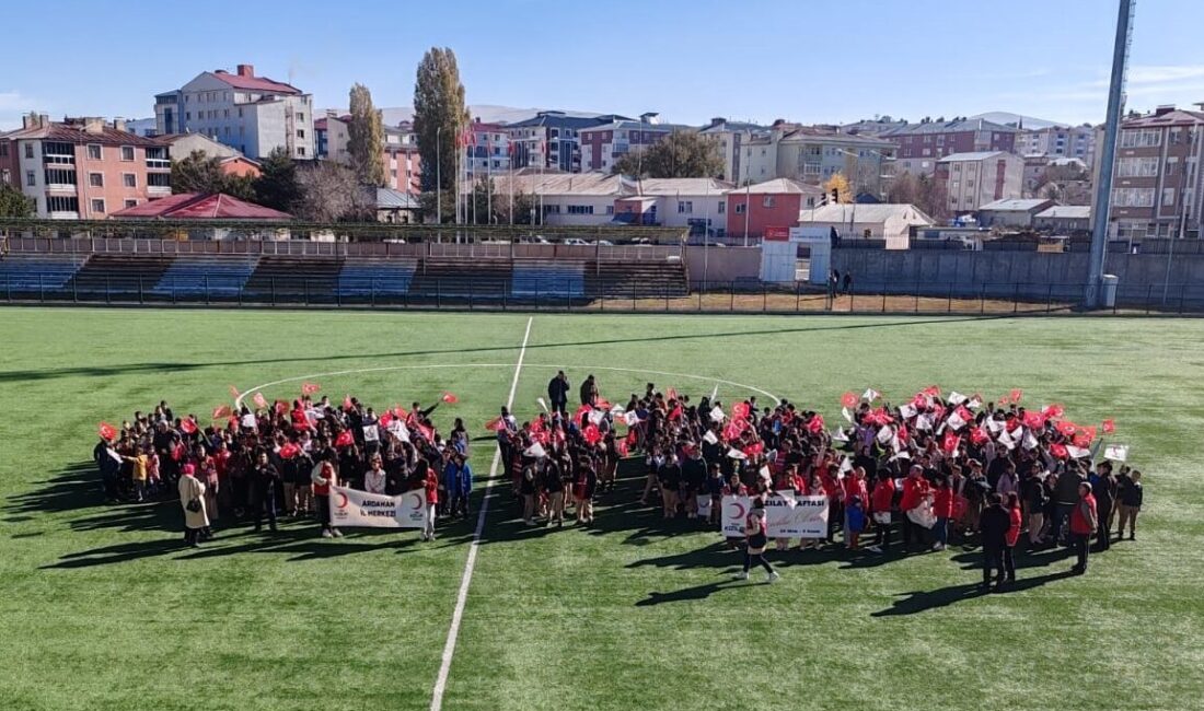  Ardahan'da Kızılay Haftası kapsamında farkındalık oluşturmak amacıyla çocuklarla yürüyüş etkinliği