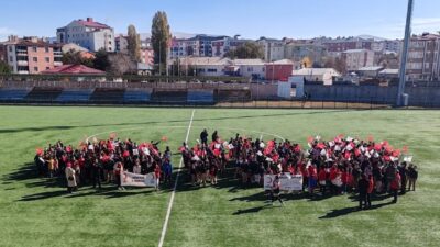  Ardahan'da Kızılay Haftası kapsamında farkındalık oluşturmak amacıyla çocuklarla yürüyüş etkinliği