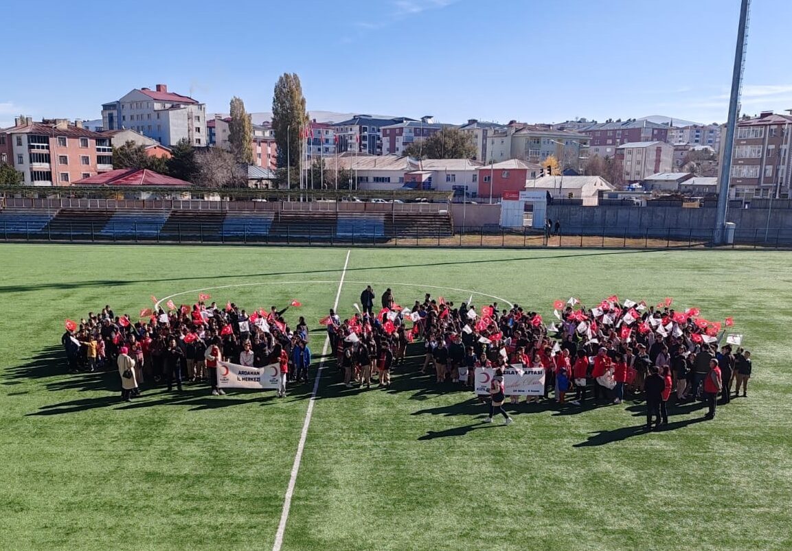  Ardahan'da Kızılay Haftası kapsamında farkındalık oluşturmak amacıyla çocuklarla yürüyüş etkinliği